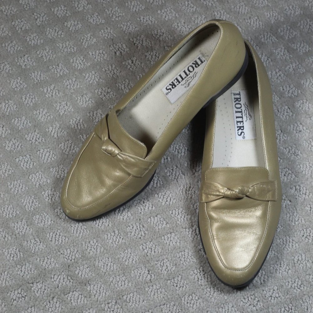 Trotters Size 6M Gold/Tan Leather Almond Toe Twist Accent Flats